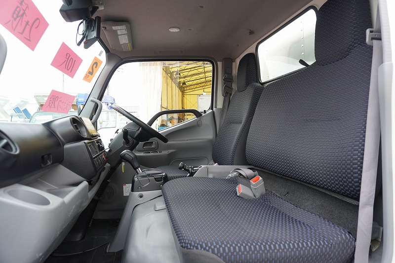 デュトロ　１０尺　アルミバン　積載２０００ｋｇ　ラッシング２段　バックカメラ　社外ナビ　ＥＴＣ　左電格ミラー　ＬＥＤヘッドライト　電動パーキングブレーキ　クリアランスソナー　全高２．８ｍ以下　９０度ストッパー　パブコ製　ＡＴ車！　車検「Ｒ８年２月まで！」34