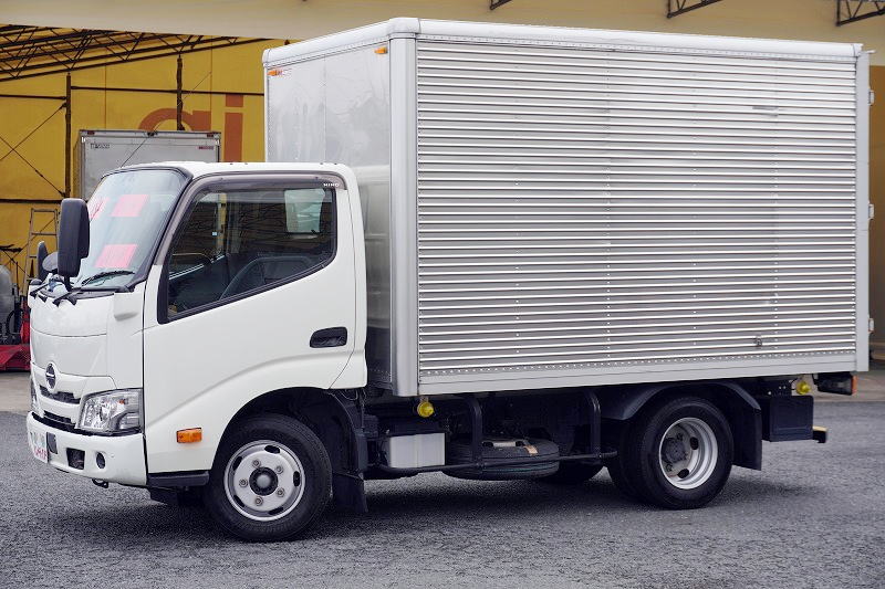 デュトロ　１０尺　アルミバン　積載２０００ｋｇ　ラッシング２段　バックカメラ　社外ナビ　ＥＴＣ　左電格ミラー　ＬＥＤヘッドライト　電動パーキングブレーキ　クリアランスソナー　全高２．８ｍ以下　９０度ストッパー　パブコ製　ＡＴ車！　車検「Ｒ８年２月まで！」フロント画像