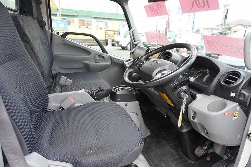 デュトロ　１０尺　アルミバン　積載２０００ｋｇ　ラッシング２段　バックカメラ　社外ナビ　ＥＴＣ　左電格ミラー　ＬＥＤヘッドライト　電動パーキングブレーキ　クリアランスソナー　全高２．８ｍ以下　９０度ストッパー　パブコ製　ＡＴ車！　車検「Ｒ８年２月まで！」32
