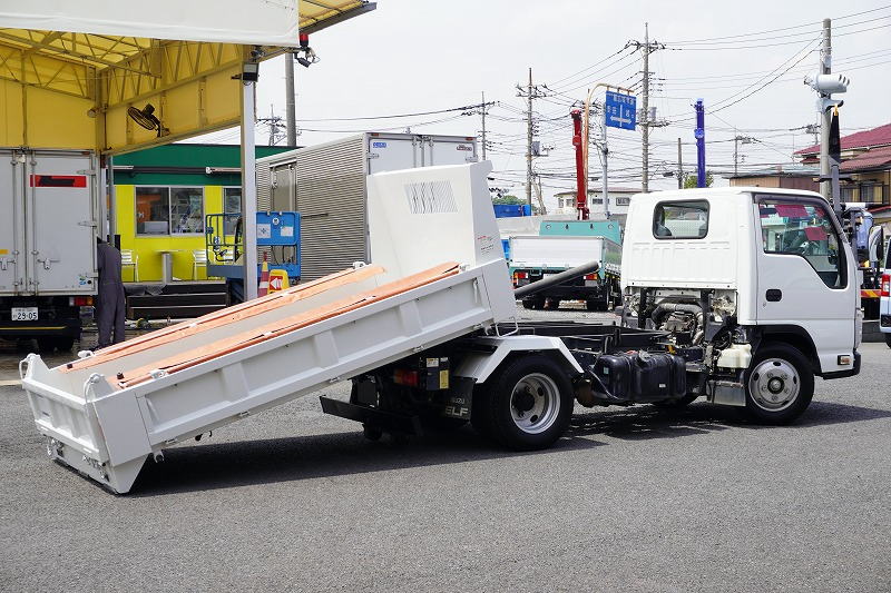 エルフ　「標準幅」　強化　ローダーダンプ　新明和製　三方開　積載３０００ｋｇ　手動コボレーン　ダンプピン　ＥＴＣ　左電格ミラー　ＡＴ車！フロント画像