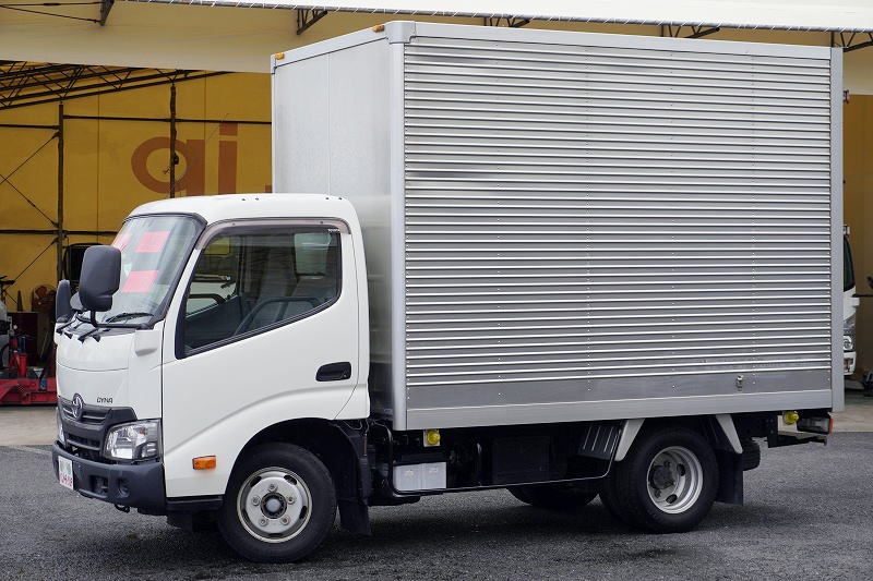 ダイナ　１０尺　アルミバン　積載２０００ｋｇ　ラッシング１段　９０度ストッパー　左電格ミラー　社外ナビ　バックカメラ　ＥＴＣ　衝突軽減ブレーキ　車線逸脱警報　内高２．１５ｍ　トヨタ車体製　ワンオーナー！ＡＴ車！