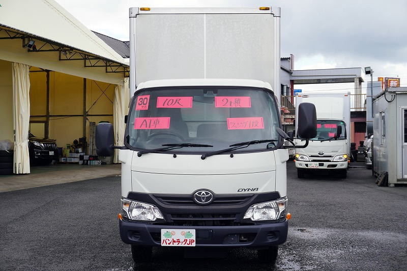 ダイナ　１０尺　アルミバン　積載２０００ｋｇ　ラッシング１段　９０度ストッパー　左電格ミラー　社外ナビ　バックカメラ　ＥＴＣ　衝突軽減ブレーキ　車線逸脱警報　内高２．１５ｍ　トヨタ車体製　ワンオーナー！ＡＴ車！0