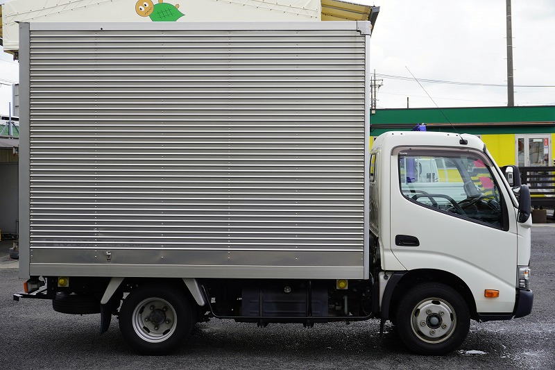 ダイナ　１０尺　アルミバン　積載２０００ｋｇ　ラッシング１段　９０度ストッパー　左電格ミラー　社外ナビ　バックカメラ　ＥＴＣ　衝突軽減ブレーキ　車線逸脱警報　内高２．１５ｍ　トヨタ車体製　ワンオーナー！ＡＴ車！3