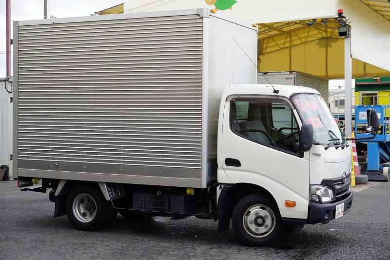 ダイナ　１０尺　アルミバン　積載２０００ｋｇ　ラッシング１段　９０度ストッパー　左電格ミラー　社外ナビ　バックカメラ　ＥＴＣ　衝突軽減ブレーキ　車線逸脱警報　内高２．１５ｍ　トヨタ車体製　ワンオーナー！ＡＴ車！4