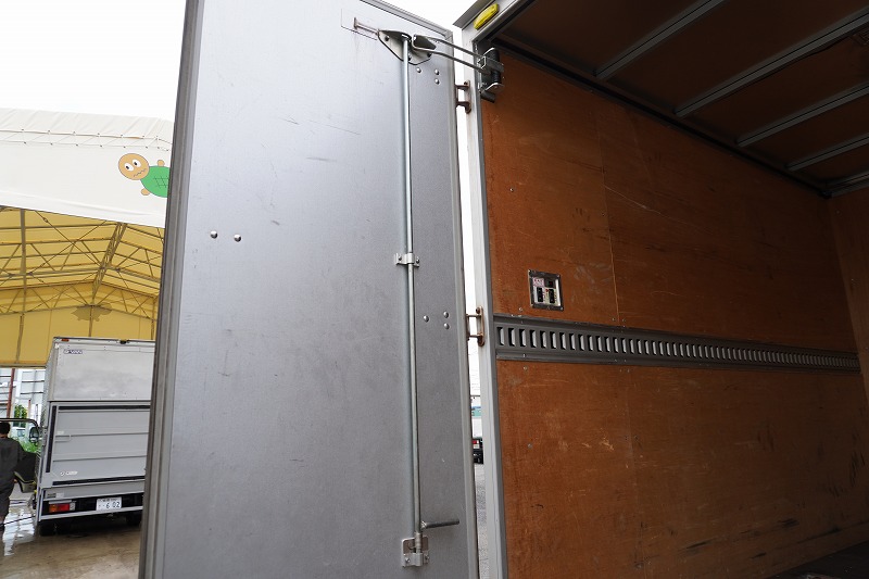 ダイナ　１０尺　アルミバン　積載２０００ｋｇ　ラッシング１段　９０度ストッパー　左電格ミラー　社外ナビ　バックカメラ　ＥＴＣ　衝突軽減ブレーキ　車線逸脱警報　内高２．１５ｍ　トヨタ車体製　ワンオーナー！ＡＴ車！17