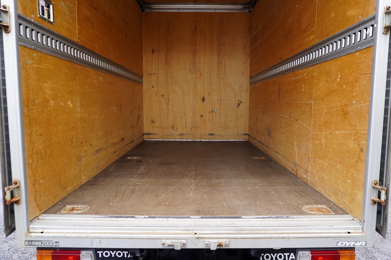 ダイナ　１０尺　アルミバン　積載２０００ｋｇ　ラッシング１段　９０度ストッパー　左電格ミラー　社外ナビ　バックカメラ　ＥＴＣ　衝突軽減ブレーキ　車線逸脱警報　内高２．１５ｍ　トヨタ車体製　ワンオーナー！ＡＴ車！18