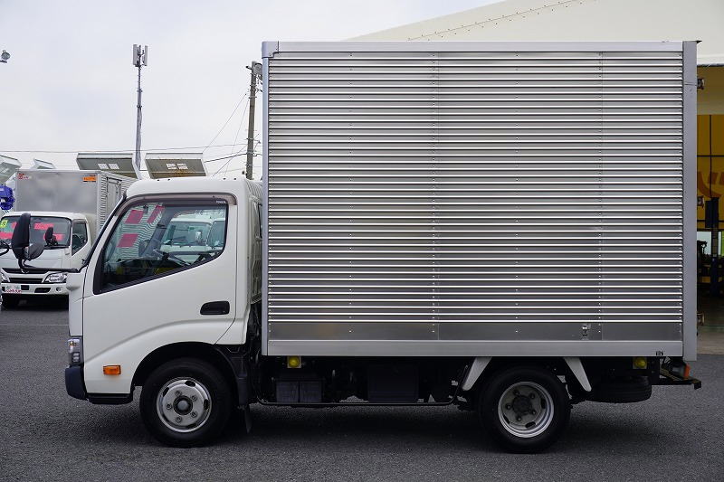 ダイナ　１０尺　アルミバン　積載２０００ｋｇ　ラッシング１段　床フック３対　９０度ストッパー　左電格ミラー　社外ナビ　フルセグＴＶ　バックカメラ　ＥＴＣ　左電格ミラー　衝突軽減ブレーキ　車線逸脱警報　内高２．１５ｍ　トヨタ車体製　ワンオーナー！ＡＴ車！1