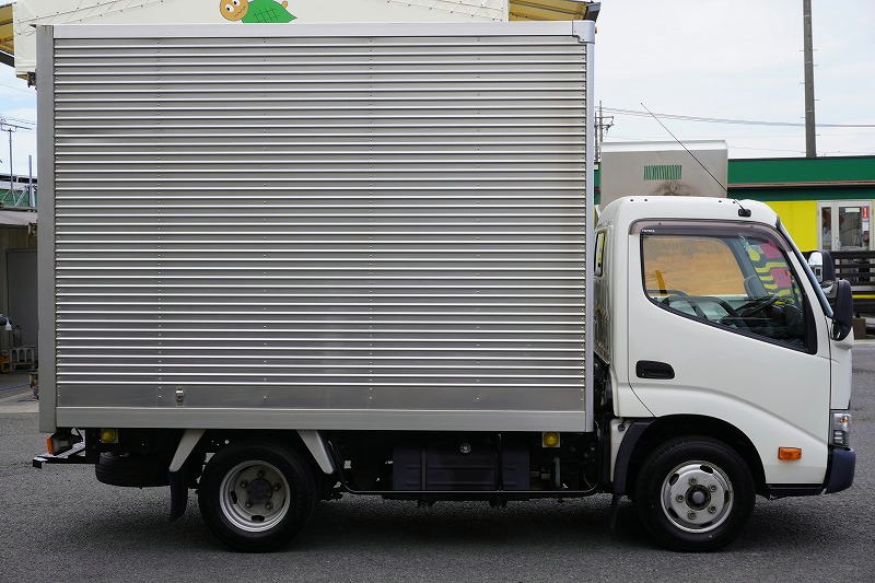 ダイナ　１０尺　アルミバン　積載２０００ｋｇ　ラッシング１段　床フック３対　９０度ストッパー　左電格ミラー　社外ナビ　フルセグＴＶ　バックカメラ　ＥＴＣ　左電格ミラー　衝突軽減ブレーキ　車線逸脱警報　内高２．１５ｍ　トヨタ車体製　ワンオーナー！ＡＴ車！3