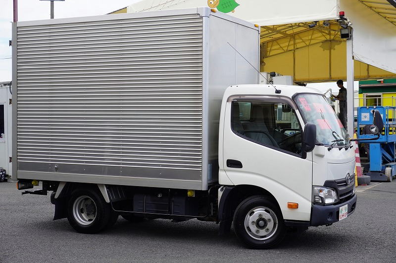 ダイナ　１０尺　アルミバン　積載２０００ｋｇ　ラッシング１段　床フック３対　９０度ストッパー　左電格ミラー　社外ナビ　フルセグＴＶ　バックカメラ　ＥＴＣ　左電格ミラー　衝突軽減ブレーキ　車線逸脱警報　内高２．１５ｍ　トヨタ車体製　ワンオーナー！ＡＴ車！4