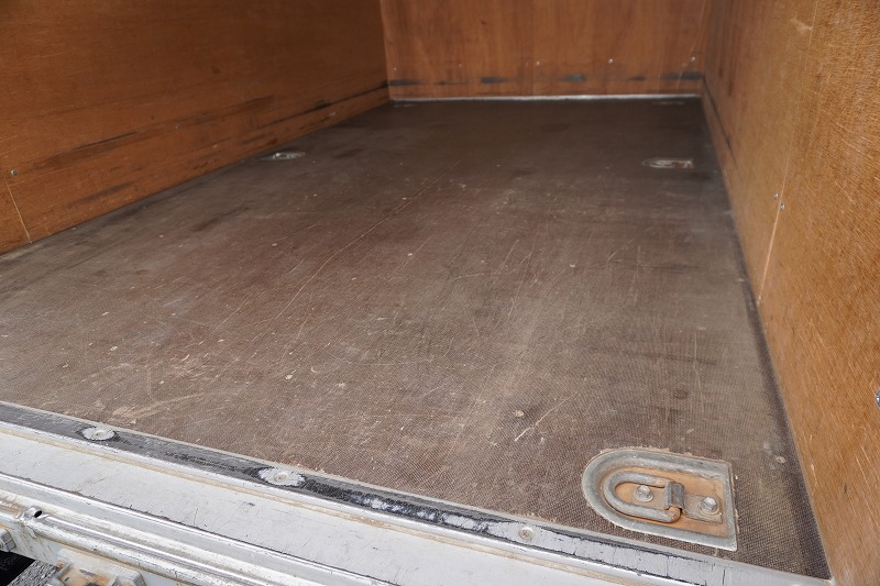 ダイナ　１０尺　アルミバン　積載２０００ｋｇ　ラッシング１段　床フック３対　９０度ストッパー　左電格ミラー　社外ナビ　フルセグＴＶ　バックカメラ　ＥＴＣ　左電格ミラー　衝突軽減ブレーキ　車線逸脱警報　内高２．１５ｍ　トヨタ車体製　ワンオーナー！ＡＴ車！18
