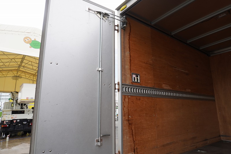 ダイナ　１０尺　アルミバン　積載２０００ｋｇ　ラッシング１段　床フック３対　９０度ストッパー　左電格ミラー　社外ナビ　フルセグＴＶ　バックカメラ　ＥＴＣ　左電格ミラー　衝突軽減ブレーキ　車線逸脱警報　内高２．１５ｍ　トヨタ車体製　ワンオーナー！ＡＴ車！20