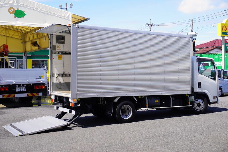 エルフ　「標準幅　ロング」　アルミバン　積載２０００ｋｇ　跳ね上げ式　パワーゲート　サイドドア　ラッシング２段　バックカメラ　ＥＴＣ２．０　坂道発進補助　フォグランプ　日本フルハーフ製　６速ＭＴ！フロント画像