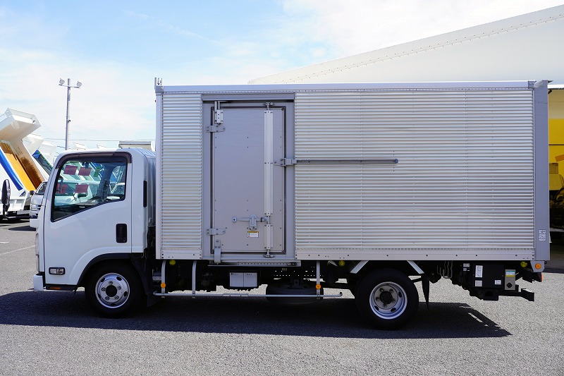 エルフ　「標準幅　ロング」　アルミバン　積載２０００ｋｇ　跳ね上げ式　パワーゲート　サイドドア　ラッシング２段　バックカメラ　ＥＴＣ２．０　坂道発進補助　フォグランプ　日本フルハーフ製　６速ＭＴ！1