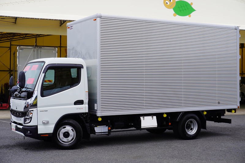 キャンター　「標準幅　ロング」　アルミバン　積載１９５０ｋｇ　ラッシング２段　バックカメラ　ＥＴＣ２．０　ＬＥＤヘッドライト＆フォグランプ　左電格ミラー　９０度ストッパー　衝突軽減ブレーキ　車線逸脱警報　スマートキー　北村製　低走行！ＡＴ車！　車検「Ｒ７年１２月まで！」フロント画像