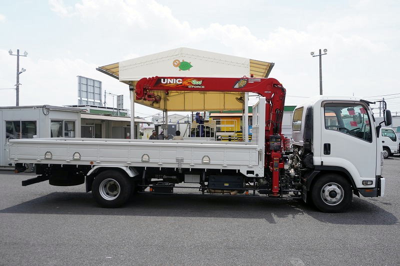 フォワード　４トン　「標準幅　ベッドレス」　４段クレーン　積載２４００ｋｇ　古河ユニック製　５．４ｍ長　ラジコン　フックイン　２．９３ｔ吊　セイコーラック　ロープ穴４対　床フック２対　ＥＴＣ　低走行！６速ＭＴ！2