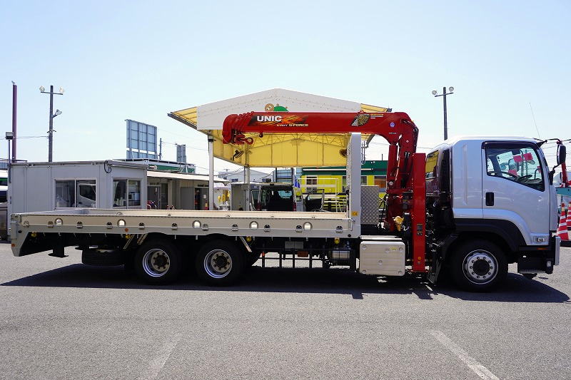 フォワード　大型　３軸　２デフ　リーフサス　「ベッド付き」　５段セルフクレーン　積載８４００ｋｇ　６．３ｍ長　古河ユニック製　ラジコン　フックイン　２．９３ｔ吊　ウインチ　いそのボディー製造りボディー　鳥居シマ板張り＆埋め込み式工具入れ　アルミブロック　床フック５対　ロープ穴５対　アユミ板掛け　回送仕様　低走行！セミＡＴ車！希少車！！3