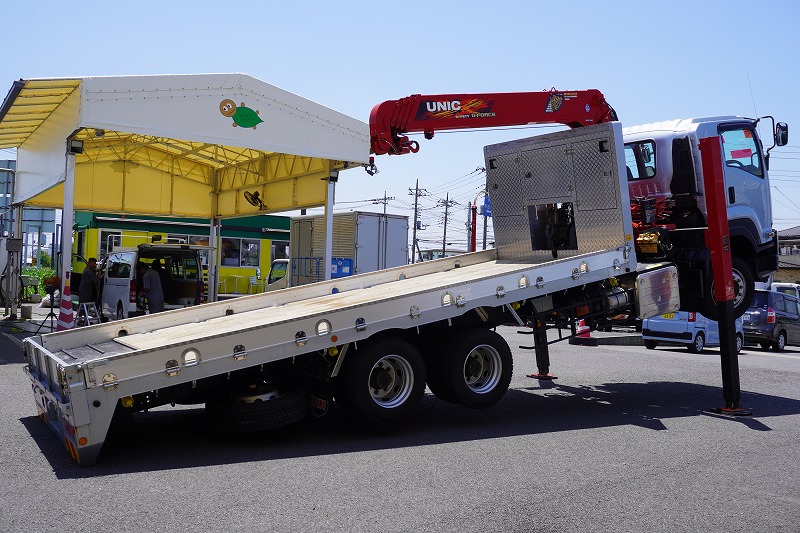 フォワード　大型　３軸　２デフ　リーフサス　「ベッド付き」　５段セルフクレーン　積載８４００ｋｇ　６．３ｍ長　古河ユニック製　ラジコン　フックイン　２．９３ｔ吊　ウインチ　いそのボディー製造りボディー　鳥居シマ板張り＆埋め込み式工具入れ　アルミブロック　床フック５対　ロープ穴５対　アユミ板掛け　回送仕様　低走行！セミＡＴ車！希少車！！16