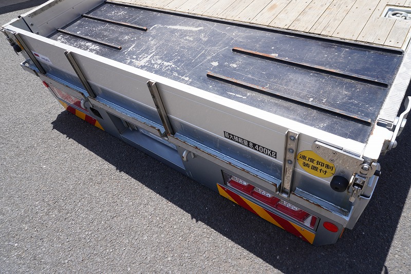 フォワード　大型　３軸　２デフ　リーフサス　「ベッド付き」　５段セルフクレーン　積載８４００ｋｇ　６．３ｍ長　古河ユニック製　ラジコン　フックイン　２．９３ｔ吊　ウインチ　いそのボディー製造りボディー　鳥居シマ板張り＆埋め込み式工具入れ　アルミブロック　床フック５対　ロープ穴５対　アユミ板掛け　回送仕様　低走行！セミＡＴ車！希少車！！18