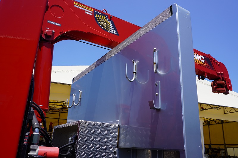 フォワード　大型　３軸　２デフ　リーフサス　「ベッド付き」　５段セルフクレーン　積載８４００ｋｇ　６．３ｍ長　古河ユニック製　ラジコン　フックイン　２．９３ｔ吊　ウインチ　いそのボディー製造りボディー　鳥居シマ板張り＆埋め込み式工具入れ　アルミブロック　床フック５対　ロープ穴５対　アユミ板掛け　回送仕様　低走行！セミＡＴ車！希少車！！41