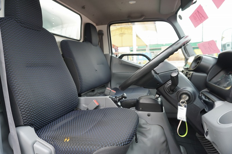 デュトロ　１０尺　アルミバン　積載２０００ｋｇ　ラッシング２段　バックカメラ　社外ナビ　ＥＴＣ　左電格ミラー　ＬＥＤヘッドライト　電動パーキングブレーキ　クリアランスソナー　全高２．８ｍ以下　９０度ストッパー　パブコ製　ＡＴ車！　車検「Ｒ８年３月まで！」31