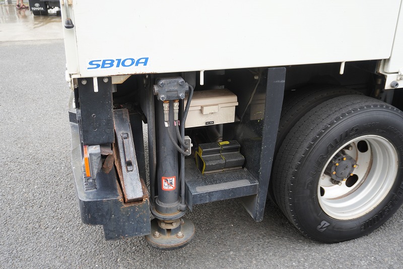 キャンター　高所作業車　アイチ製（ＳＢ１０Ａ）　最大地上高９．７ｍ　ＦＲＰバケット　バケット積載荷重２００ｋｇ　積載３００ｋｇ　工具入れ　ジョイスティックタイプ　アワーメーター：３５０５ｈ　左電格ミラー　社外ナビ　バックカメラ　フォグランプ　通信工事仕様！ＡＴ車！24