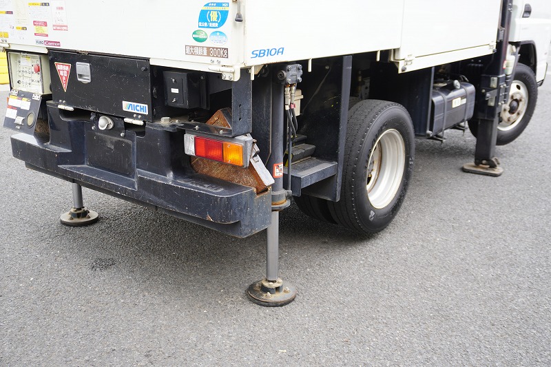 キャンター　高所作業車　アイチ製（ＳＢ１０Ａ）　最大地上高９．７ｍ　ＦＲＰバケット　バケット積載荷重２００ｋｇ　積載３００ｋｇ　工具入れ　ジョイスティックタイプ　アワーメーター：３５０５ｈ　左電格ミラー　社外ナビ　バックカメラ　フォグランプ　通信工事仕様！ＡＴ車！35