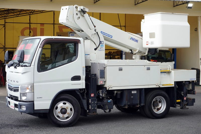 キャンター　高所作業車　アイチ製（ＳＢ１０Ａ）　最大地上高９．７ｍ　ＦＲＰバケット　バケット積載荷重２００ｋｇ　積載３００ｋｇ　工具入れ　ジョイスティックタイプ　アワーメーター：２４５５ｈ　左電格ミラー　社外ナビ　バックカメラ　フォグランプ　通信工事仕様！ＡＴ車！フロント画像