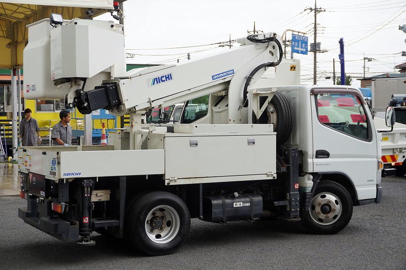 キャンター　高所作業車　アイチ製（ＳＢ１０Ａ）　最大地上高９．７ｍ　ＦＲＰバケット　バケット積載荷重２００ｋｇ　積載３００ｋｇ　工具入れ　ジョイスティックタイプ　アワーメーター：２４５５ｈ　左電格ミラー　社外ナビ　バックカメラ　フォグランプ　通信工事仕様！ＡＴ車！6