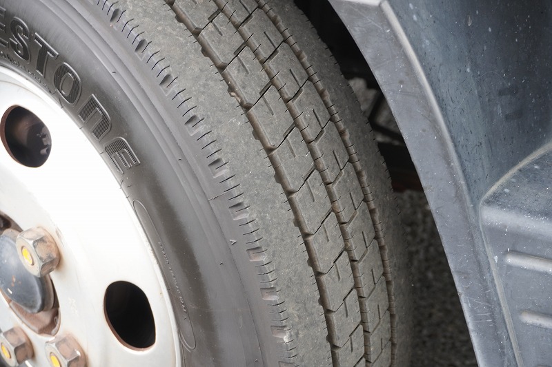 キャンター　高所作業車　アイチ製（ＳＢ１０Ａ）　最大地上高９．７ｍ　ＦＲＰバケット　バケット積載荷重２００ｋｇ　積載３００ｋｇ　工具入れ　ジョイスティックタイプ　アワーメーター：２４５５ｈ　左電格ミラー　社外ナビ　バックカメラ　フォグランプ　通信工事仕様！ＡＴ車！7
