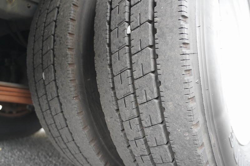 キャンター　高所作業車　アイチ製（ＳＢ１０Ａ）　最大地上高９．７ｍ　ＦＲＰバケット　バケット積載荷重２００ｋｇ　積載３００ｋｇ　工具入れ　ジョイスティックタイプ　アワーメーター：２４５５ｈ　左電格ミラー　社外ナビ　バックカメラ　フォグランプ　通信工事仕様！ＡＴ車！8