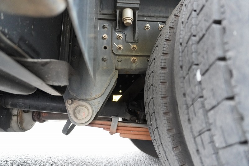 キャンター　高所作業車　アイチ製（ＳＢ１０Ａ）　最大地上高９．７ｍ　ＦＲＰバケット　バケット積載荷重２００ｋｇ　積載３００ｋｇ　工具入れ　ジョイスティックタイプ　アワーメーター：２４５５ｈ　左電格ミラー　社外ナビ　バックカメラ　フォグランプ　通信工事仕様！ＡＴ車！9