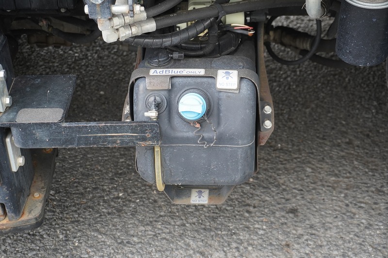 キャンター　高所作業車　アイチ製（ＳＢ１０Ａ）　最大地上高９．７ｍ　ＦＲＰバケット　バケット積載荷重２００ｋｇ　積載３００ｋｇ　工具入れ　ジョイスティックタイプ　アワーメーター：２４５５ｈ　左電格ミラー　社外ナビ　バックカメラ　フォグランプ　通信工事仕様！ＡＴ車！16