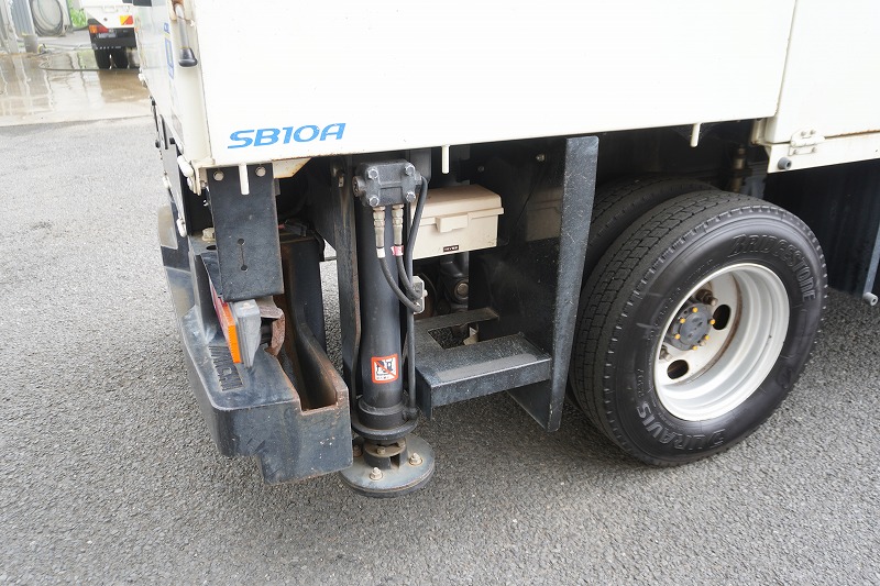 キャンター　高所作業車　アイチ製（ＳＢ１０Ａ）　最大地上高９．７ｍ　ＦＲＰバケット　バケット積載荷重２００ｋｇ　積載３００ｋｇ　工具入れ　ジョイスティックタイプ　アワーメーター：２４５５ｈ　左電格ミラー　社外ナビ　バックカメラ　フォグランプ　通信工事仕様！ＡＴ車！20