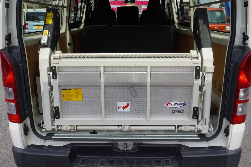 レジアスエース　ロング　ＤＸ　４ドア　ガソリン車　３～６人乗り　トヨタ車体製パワーゲート　荷台板張り　純正ナビ　ワンセグＴＶ　バックカメラ　ＥＴＣ　小窓　キーレス　ワンオーナー！ＡＴ車！22