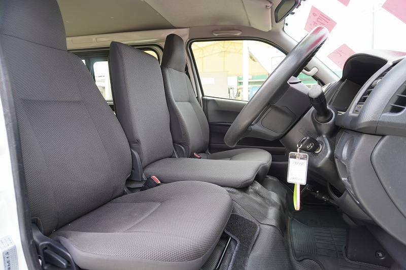 レジアスエース　ロング　ＤＸ　４ドア　ガソリン車　３～６人乗り　トヨタ車体製パワーゲート　荷台板張り　純正ナビ　ワンセグＴＶ　バックカメラ　ＥＴＣ　小窓　キーレス　ワンオーナー！ＡＴ車！34