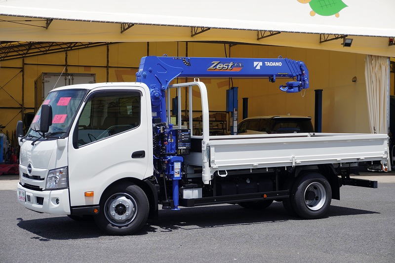 （未使用）　デュトロ　「ワイドロング」　４段クレーン　積載３０００ｋｇ　タダノ製　ラジコン　フックイン　２．９３ｔ吊　セイコーラック　ＬＥＤヘッドライト　フォグランプ　クリアランスソナー　左電格ミラー　ルームミラー型バックカメラ　電動パーキングブレーキ　衝突軽減ブレーキ　車線逸脱警報　６速ＭＴ！車検「Ｒ８年７月まで！」フロント画像