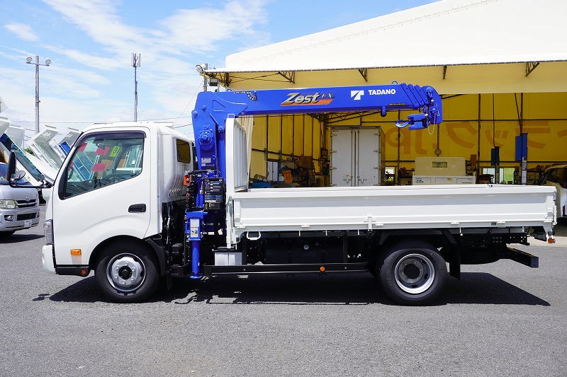（未使用）　デュトロ　「ワイドロング」　４段クレーン　積載３０００ｋｇ　タダノ製　ラジコン　フックイン　２．９３ｔ吊　セイコーラック　ＬＥＤヘッドライト　フォグランプ　クリアランスソナー　左電格ミラー　ルームミラー型バックカメラ　電動パーキングブレーキ　衝突軽減ブレーキ　車線逸脱警報　６速ＭＴ！車検「Ｒ８年７月まで！」1