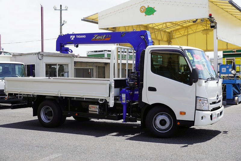 （未使用）　デュトロ　「ワイドロング」　４段クレーン　積載３０００ｋｇ　タダノ製　ラジコン　フックイン　２．９３ｔ吊　セイコーラック　ＬＥＤヘッドライト　フォグランプ　クリアランスソナー　左電格ミラー　ルームミラー型バックカメラ　電動パーキングブレーキ　衝突軽減ブレーキ　車線逸脱警報　６速ＭＴ！車検「Ｒ８年７月まで！」4