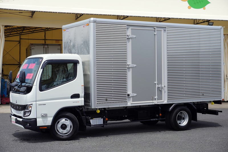 （未使用）　キャンター　「標準幅　ロング」　アルミバン　積載２０００ｋｇ　サイドドア　ラッシング２段　バックカメラ　左電格ミラー　スマートキー　ＬＥＤヘッドライト＆フォグランプ　パブコ製　全高約３ｍ　衝突軽減ブレーキ　車線逸脱警報　５速ＭＴ！準中型（５トン限定）免許対応！　車検「Ｒ８年６月まで！」フロント画像