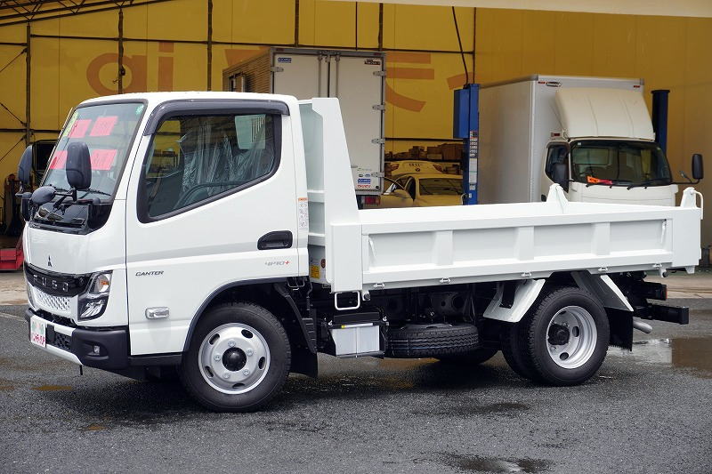 （未使用）　キャンター　強化ダンプ　新明和製　積載３０００ｋｇ　三方開　全低床　スマートキー　左電格ミラー　ＬＥＤヘッドライト＆フォグランプ　衝突軽減ブレーキ　車線逸脱警報　５速ＭＴ！車検「Ｒ８年７月まで！」フロント画像