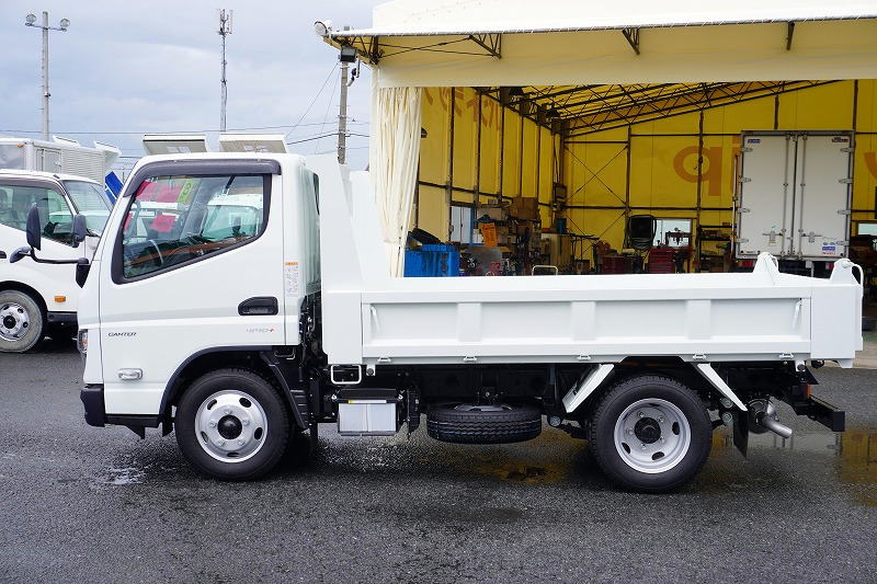 （未使用）　キャンター　強化ダンプ　新明和製　積載３０００ｋｇ　三方開　全低床　スマートキー　左電格ミラー　ＬＥＤヘッドライト＆フォグランプ　衝突軽減ブレーキ　車線逸脱警報　５速ＭＴ！車検「Ｒ８年７月まで！」1