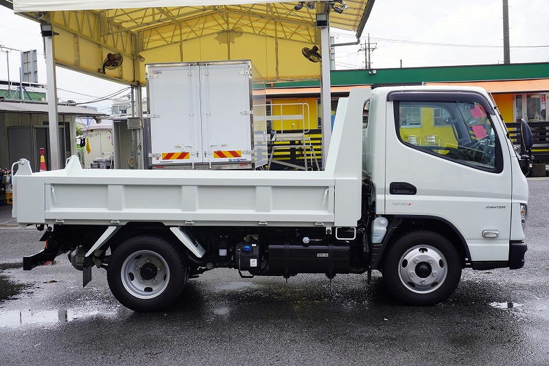 （未使用）　キャンター　強化ダンプ　新明和製　積載３０００ｋｇ　三方開　全低床　スマートキー　左電格ミラー　ＬＥＤヘッドライト＆フォグランプ　衝突軽減ブレーキ　車線逸脱警報　５速ＭＴ！車検「Ｒ８年７月まで！」3