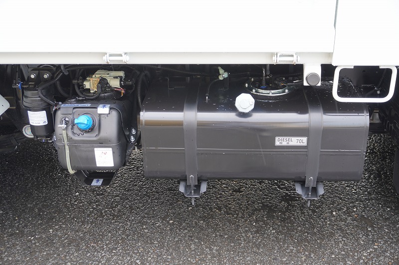 （未使用）　キャンター　強化ダンプ　新明和製　積載３０００ｋｇ　三方開　全低床　スマートキー　左電格ミラー　ＬＥＤヘッドライト＆フォグランプ　衝突軽減ブレーキ　車線逸脱警報　５速ＭＴ！車検「Ｒ８年７月まで！」20