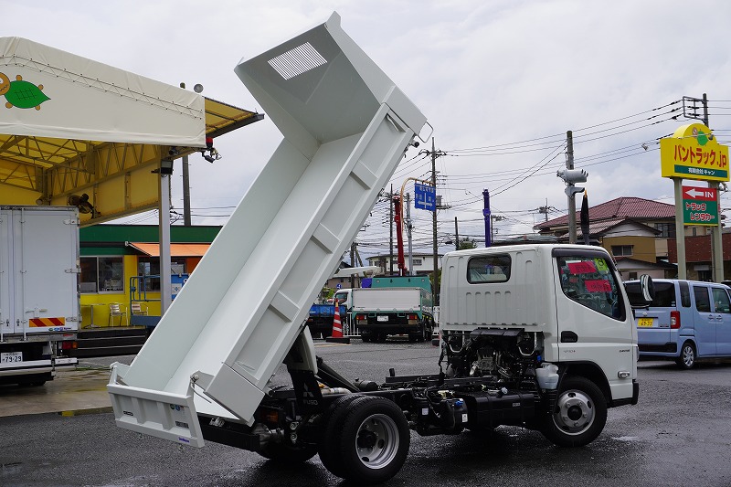 （未使用）　キャンター　強化ダンプ　新明和製　積載３０００ｋｇ　三方開　全低床　スマートキー　左電格ミラー　ＬＥＤヘッドライト＆フォグランプ　衝突軽減ブレーキ　車線逸脱警報　５速ＭＴ！車検「Ｒ８年７月まで！」21