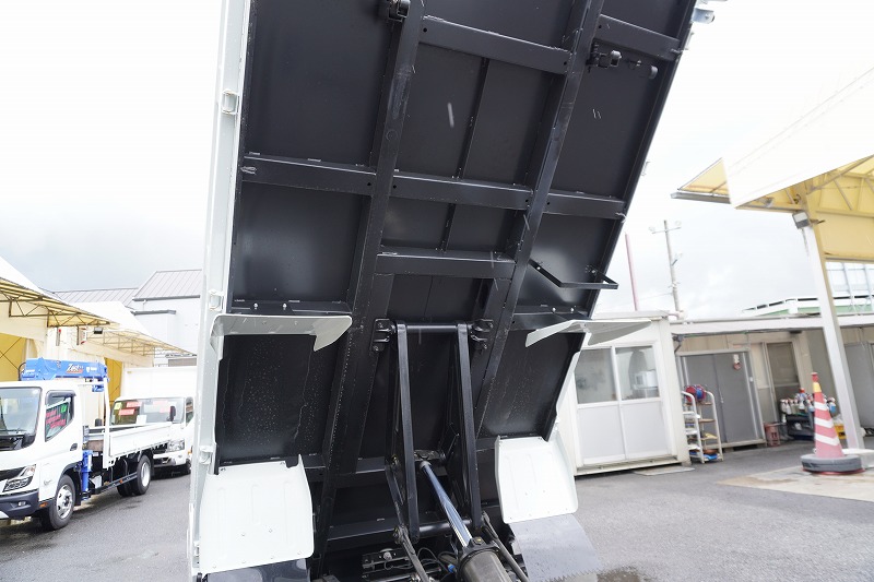 （未使用）　キャンター　強化ダンプ　新明和製　積載３０００ｋｇ　三方開　全低床　スマートキー　左電格ミラー　ＬＥＤヘッドライト＆フォグランプ　衝突軽減ブレーキ　車線逸脱警報　５速ＭＴ！車検「Ｒ８年７月まで！」23