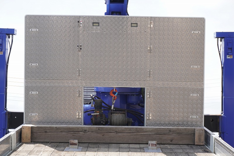 ファイター　大型　３軸　２デフ　リーフサス　「ベッド付き」　４段セルフクレーン　積載１０１００ｋｇ　６．２ｍ長　タダノ製　ラジコン　フックイン　２．９３ｔ吊　ウインチ　ヤマダボディー製造りボディー　鳥居ステンレスラダー＆埋め込み式工具入れ　アルミブロック　ロープ穴４対　スタンション穴　アユミ板掛け　アルミホイール　メッキパーツ　回送仕様　低走行！６速ＭＴ！　車検「Ｒ８年１月まで！」19