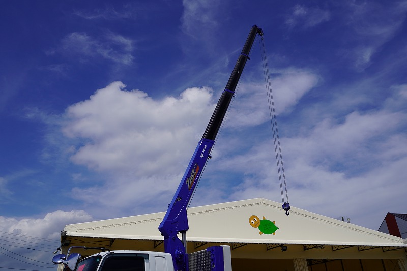 ファイター　大型　３軸　２デフ　リーフサス　「ベッド付き」　４段セルフクレーン　積載１０１００ｋｇ　６．２ｍ長　タダノ製　ラジコン　フックイン　２．９３ｔ吊　ウインチ　ヤマダボディー製造りボディー　鳥居ステンレスラダー＆埋め込み式工具入れ　アルミブロック　ロープ穴４対　スタンション穴　アユミ板掛け　アルミホイール　メッキパーツ　回送仕様　低走行！６速ＭＴ！　車検「Ｒ８年１月まで！」22