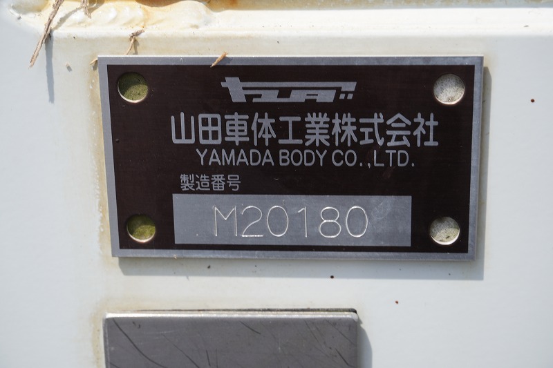 ファイター　大型　３軸　２デフ　リーフサス　「ベッド付き」　４段セルフクレーン　積載１０１００ｋｇ　６．２ｍ長　タダノ製　ラジコン　フックイン　２．９３ｔ吊　ウインチ　ヤマダボディー製造りボディー　鳥居ステンレスラダー＆埋め込み式工具入れ　アルミブロック　ロープ穴４対　スタンション穴　アユミ板掛け　アルミホイール　メッキパーツ　回送仕様　低走行！６速ＭＴ！　車検「Ｒ８年１月まで！」27