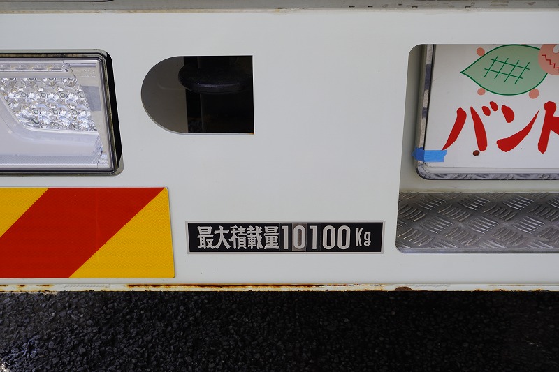 ファイター　大型　３軸　２デフ　リーフサス　「ベッド付き」　４段セルフクレーン　積載１０１００ｋｇ　６．２ｍ長　タダノ製　ラジコン　フックイン　２．９３ｔ吊　ウインチ　ヤマダボディー製造りボディー　鳥居ステンレスラダー＆埋め込み式工具入れ　アルミブロック　ロープ穴４対　スタンション穴　アユミ板掛け　アルミホイール　メッキパーツ　回送仕様　低走行！６速ＭＴ！　車検「Ｒ８年１月まで！」33