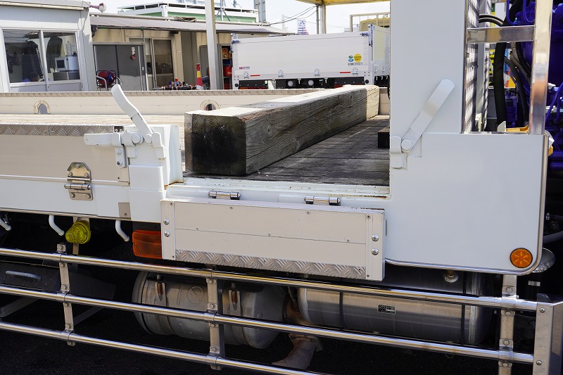 ファイター　大型　３軸　２デフ　リーフサス　「ベッド付き」　４段セルフクレーン　積載１０１００ｋｇ　６．２ｍ長　タダノ製　ラジコン　フックイン　２．９３ｔ吊　ウインチ　ヤマダボディー製造りボディー　鳥居ステンレスラダー＆埋め込み式工具入れ　アルミブロック　ロープ穴４対　スタンション穴　アユミ板掛け　アルミホイール　メッキパーツ　回送仕様　低走行！６速ＭＴ！　車検「Ｒ８年１月まで！」34